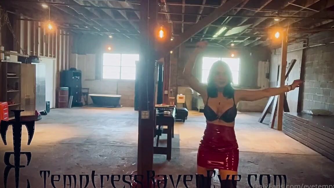 Temptress Raven Eve Aka Evetemptress Onlyfans Bullwhip Play While I Waited For My First Session To Arrive This Morning Do You Want To Be Target