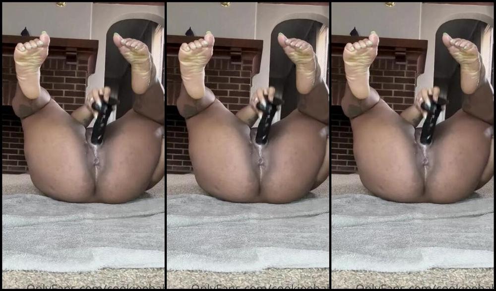 Cookieebabi Onlyfans Something A Lil Different Soles Pussy Ass With A Splash
