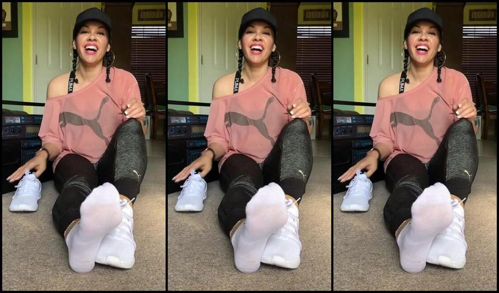 Deedeericanfeet Onlyfans Heres A Sweaty Soles N Sock Tease After A Long Walk Outside As Requested