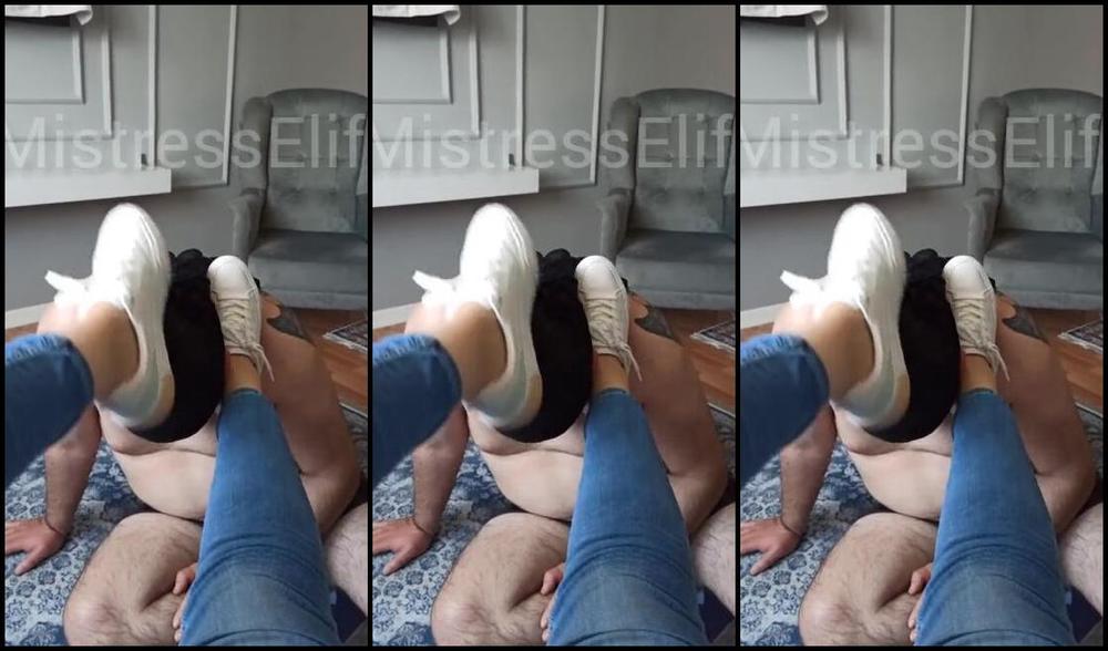 Mistresselif Onlyfans Klem Dayak Yerken Tkrklerimi Ve Tabanmn Altn Yalayarak Kahvalt Yapyor