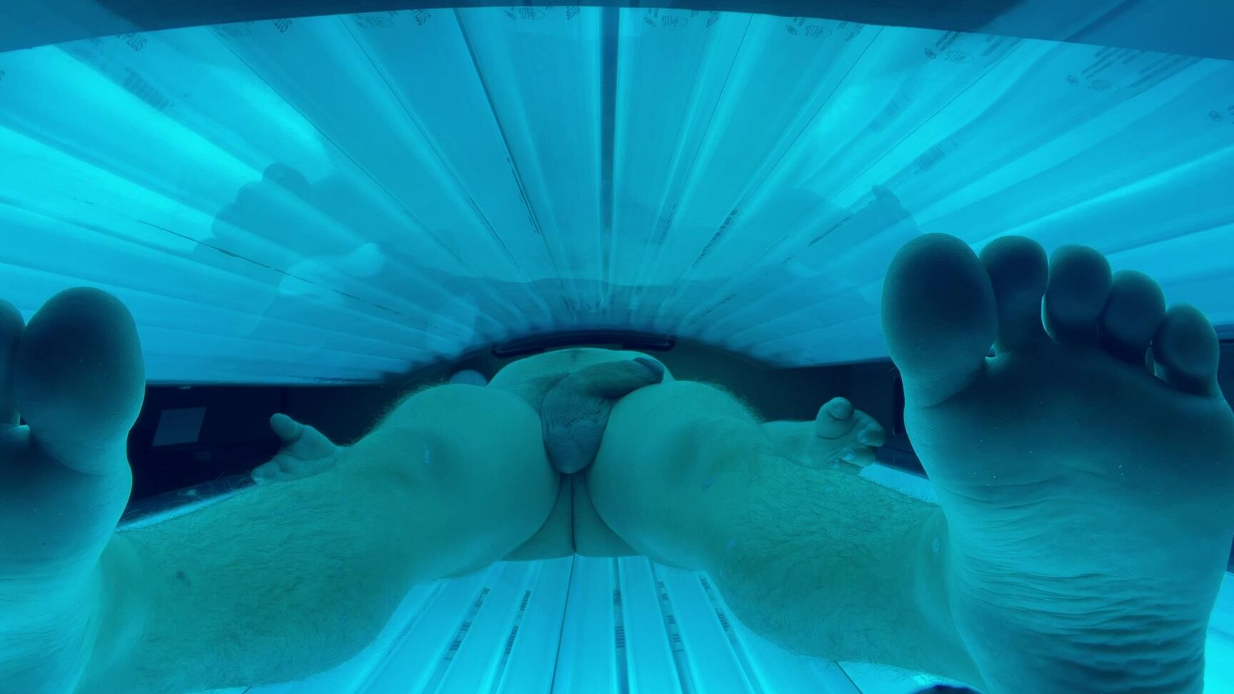 Jessyjonesxxx Tanning Naked Feet