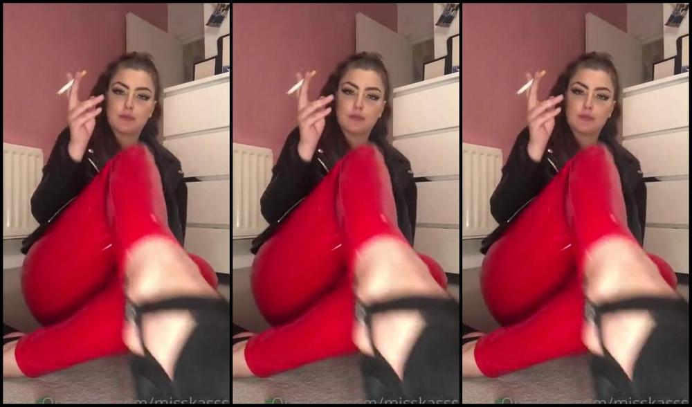 Katlyn Moree Nicknamed Katlynmoree Onlyfans Ignoring You While I Smoke