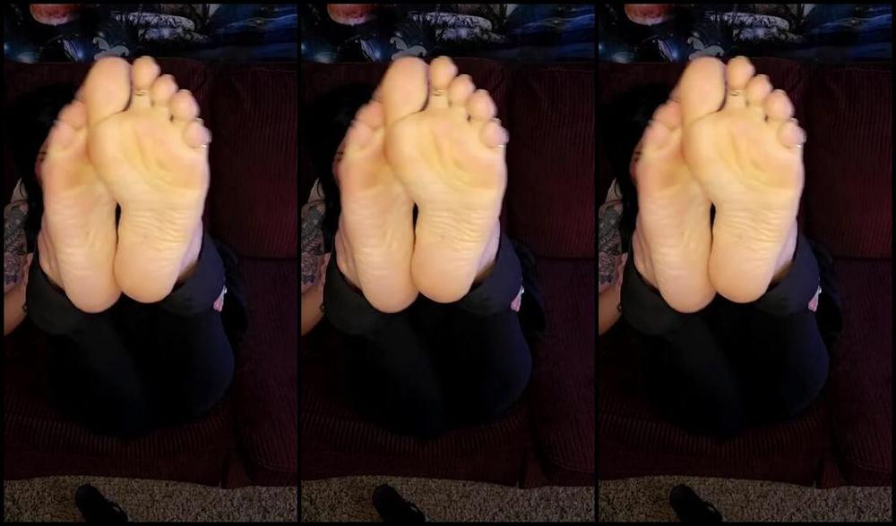 Mssjada Nicknamed Mssjada Onlyfans Wiggling My Toes And Scrunching My Soles In Your Face Waiting For You To Come Rub My Feet