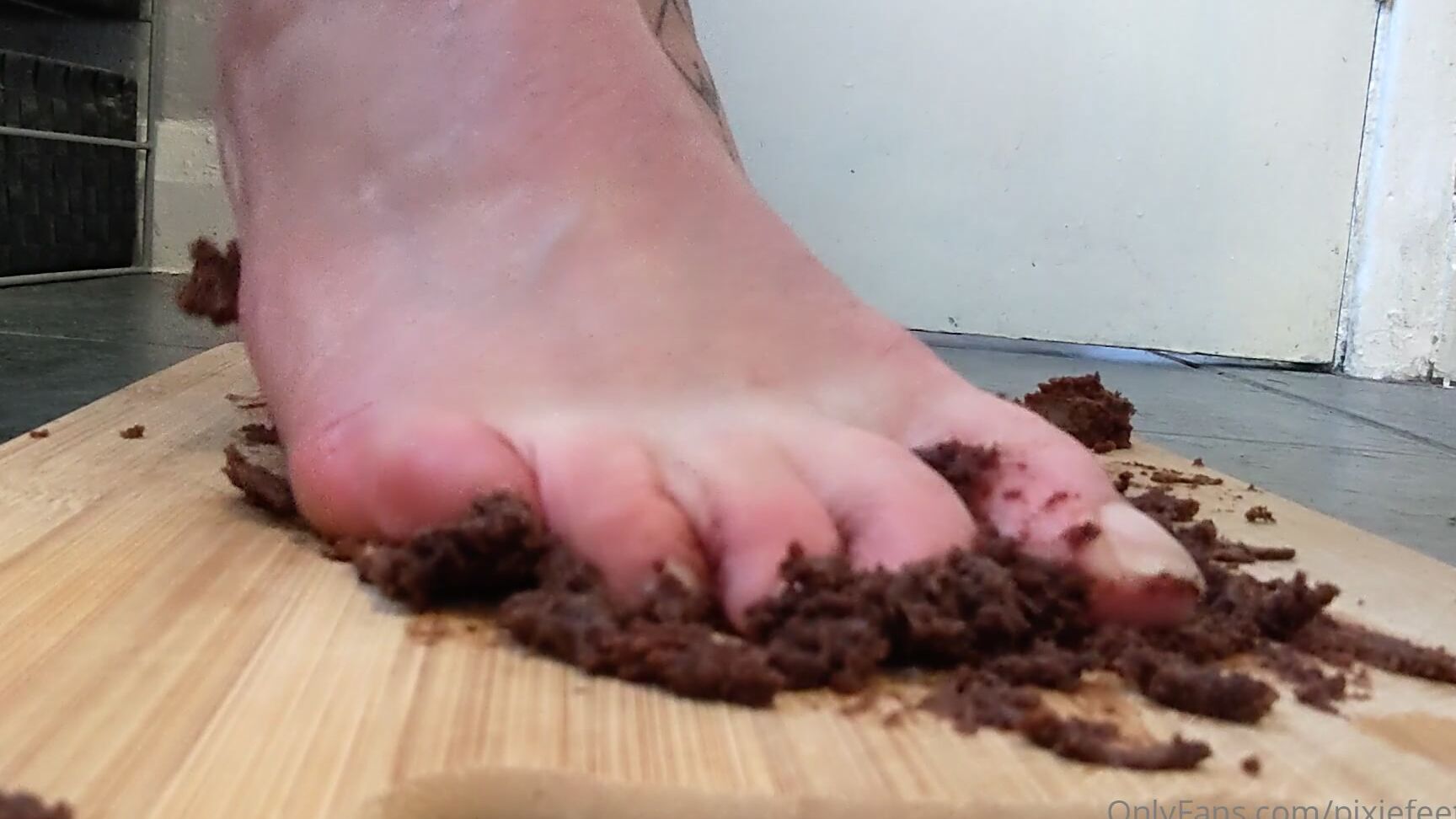 Pixiefeetnixx Watch Me Smash This Chocolate Cake With My Powerful Feet I Love Licking It Off My Toes An