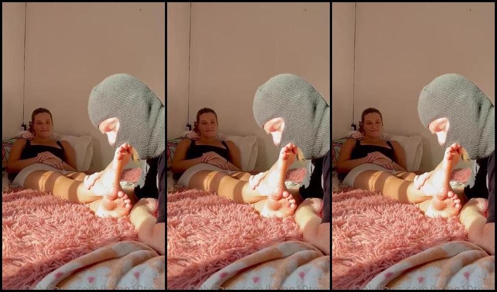 Linzi Little Aka Hang10Toess Onlyfans Watch Him Take Off My Socks And Worship My Feet On This Beautiful Sunny Day He Really Takes His Ztmp