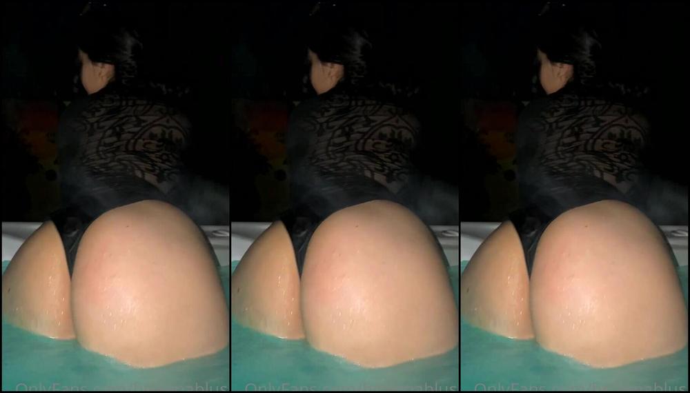 Beatrixbelleaux 1468041070 12 17 2020 Get In The Hot Tub With Me