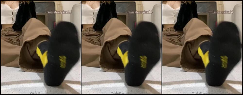 Alia Lizza Nicknamed Missfeetpics14 Onlyfans Enjoy My Dirty Feet After Travelling With These Docs The Whole Day Ps Ignore That Bug In The Las