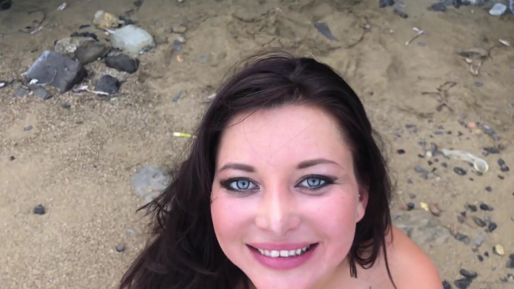 annapolinaxxxx-15-10-2019-71664873-hum-mes-coquins-mon-ami-mike-angelo-trouv-ce-petit-souvenir-tr-s-chaud-dans-ses-vi