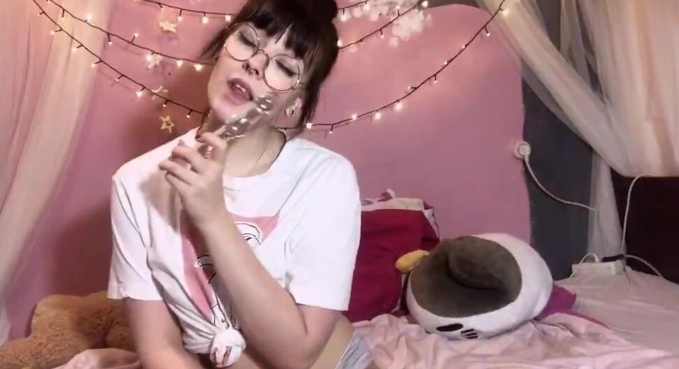 feyafern cutie plays with glass wand manyvids