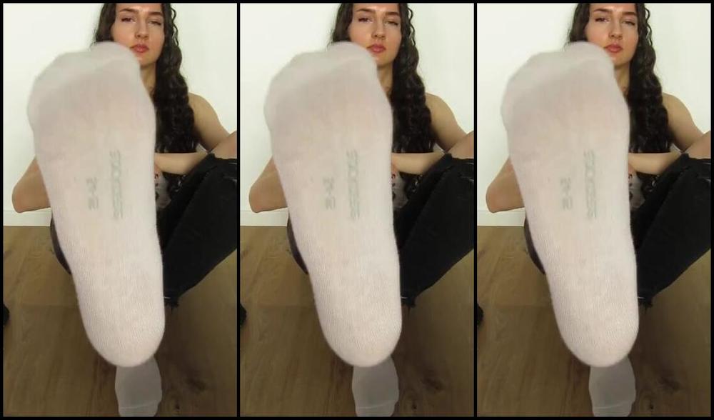 Neolasoles Nicknamed Neolasoles Onlyfans Just Showing Off My Feet In This Great Lighting 5