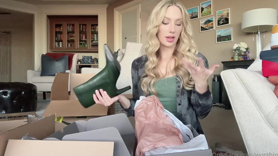 Princess Rene Aka Worshiprene Onlyfans Unboxing Alllll My Christmas Presents 2 Vids Swipe To View Both 2