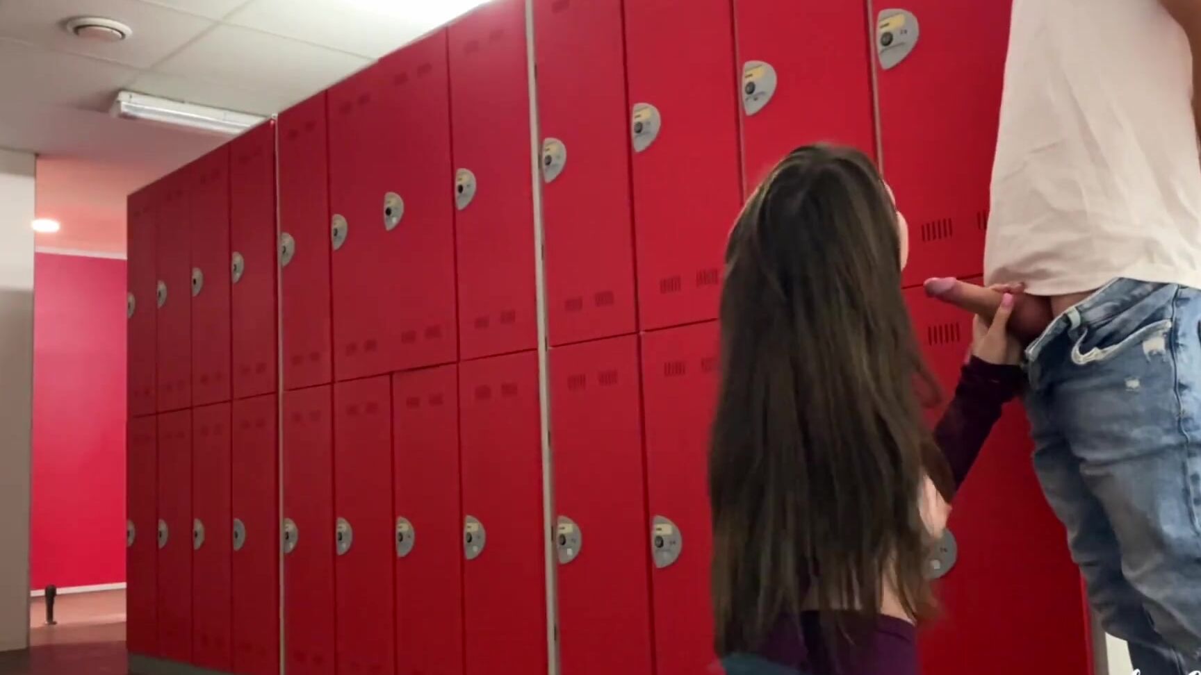 LuvGaru Мужик дрочит в публичном спортзале и раздевалке фитнеса, дев xhamster