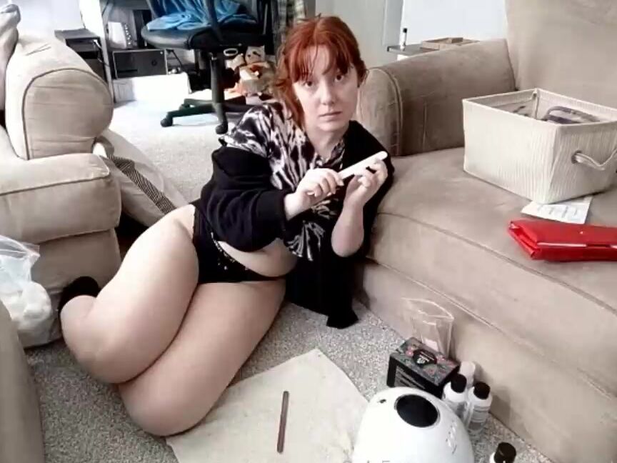 adulteressamber-21-02-2021-2037889611-stream-started-at-02-21-2021-07-44-pm-doing-my-nails