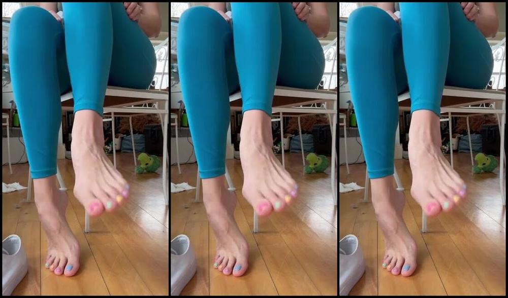 Keeley Kennedy Nicknamed Keeleyk Onlyfans Do You Guys Like Watching Me Put My Little Socks And Shoes On Like And