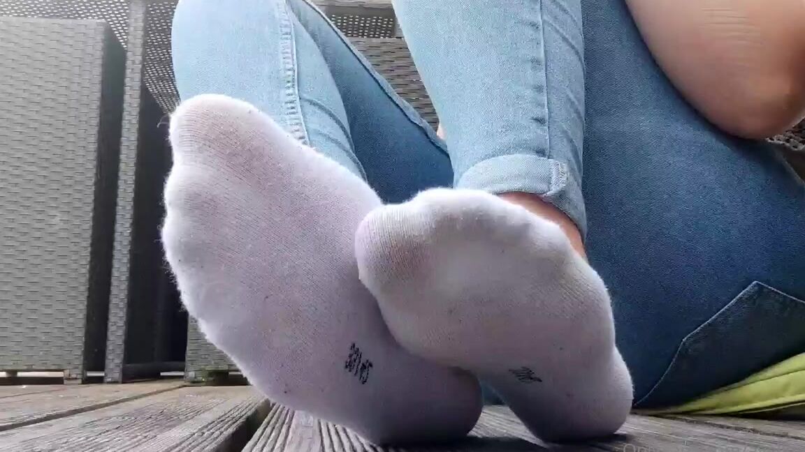 Ayellgirlfeet Nicknamed Ayellgirlfeet Onlyfans Tu Viens Retirer Mes Chaussettes Avec Moi 1