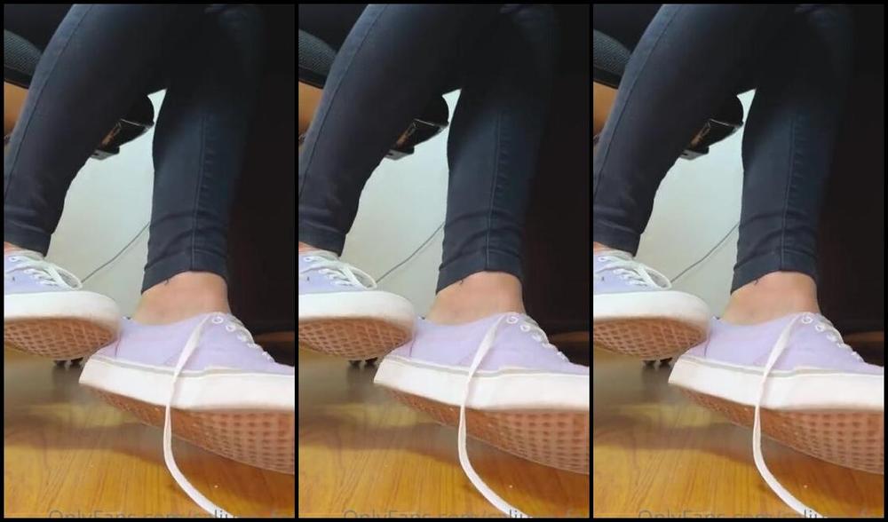 Caliupe Feet Nicknamed Caliupe Feet Foot Fetish 01 22 2023 Onlyfans Video Tirando Os Tenis Na Minha Sala Do Trabalho Com A Porta Aberta