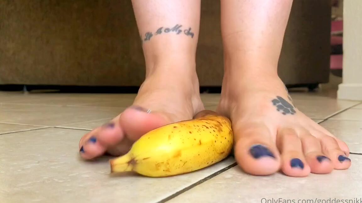 Prettynikkitoez Onlyfans Barefoot With Banana Between My Toes Would You Lick Them