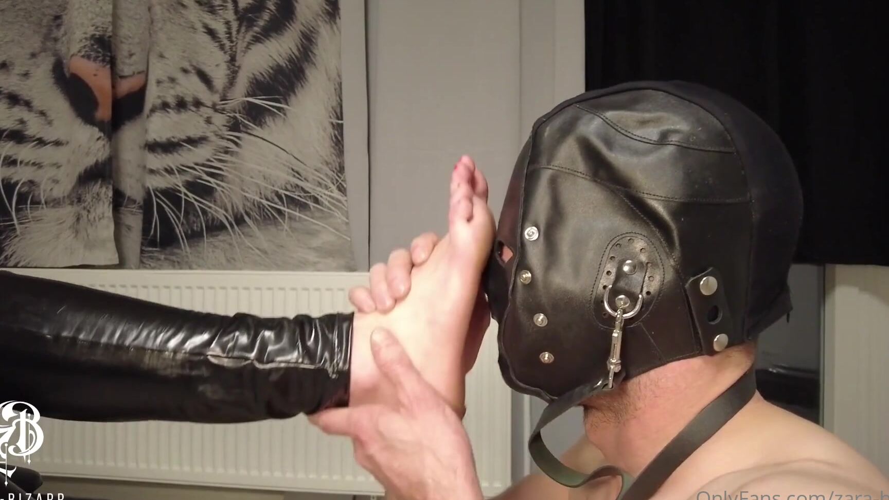 Zara Bizarr User Erniedrigt Und Zum Leck Sklaven Ausgebildet Na Stehst Du