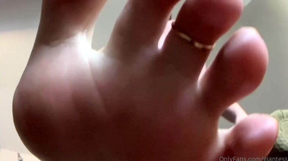 Giantessclips Tiny Ass Man Starring Almighty Alice For More Almighty Alice Visit Https Onlyfans Com