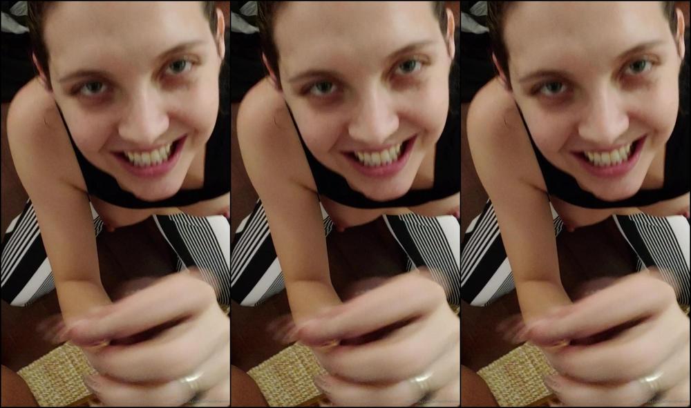 sadieholmes-22-02-2020-157066922-i-can-t-stop-slobbering-on-bbc