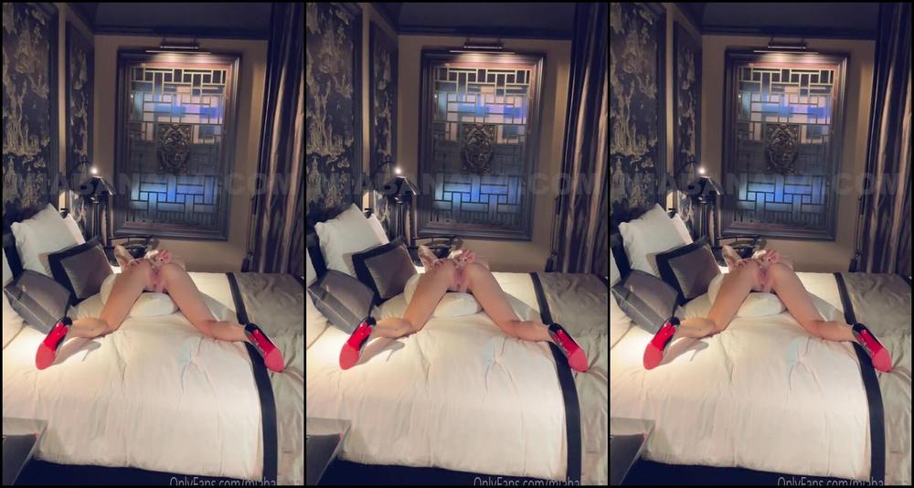 Miabanana Vid O Cadeau Je Me Prom Ne Habill E En Chi Nne Dans Les Couloirs D