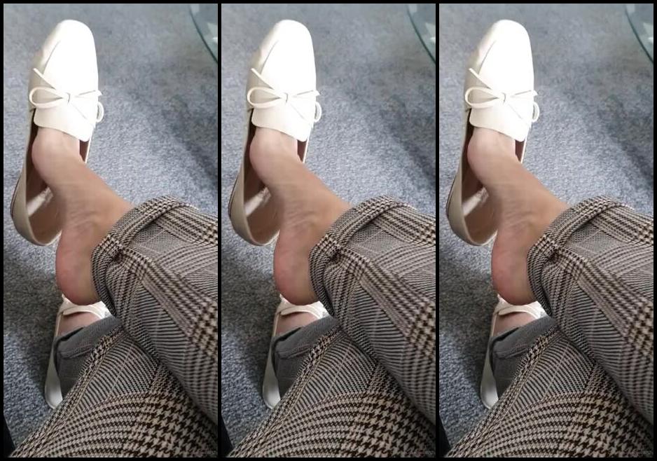 Miss B Nicknamed Missb52S Onlyfans 03 19 2021 No Nylons Make For Sticky Feet