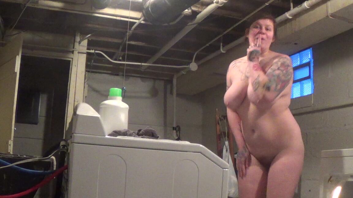 The Elle Hell Doing Laundry In The Nude
