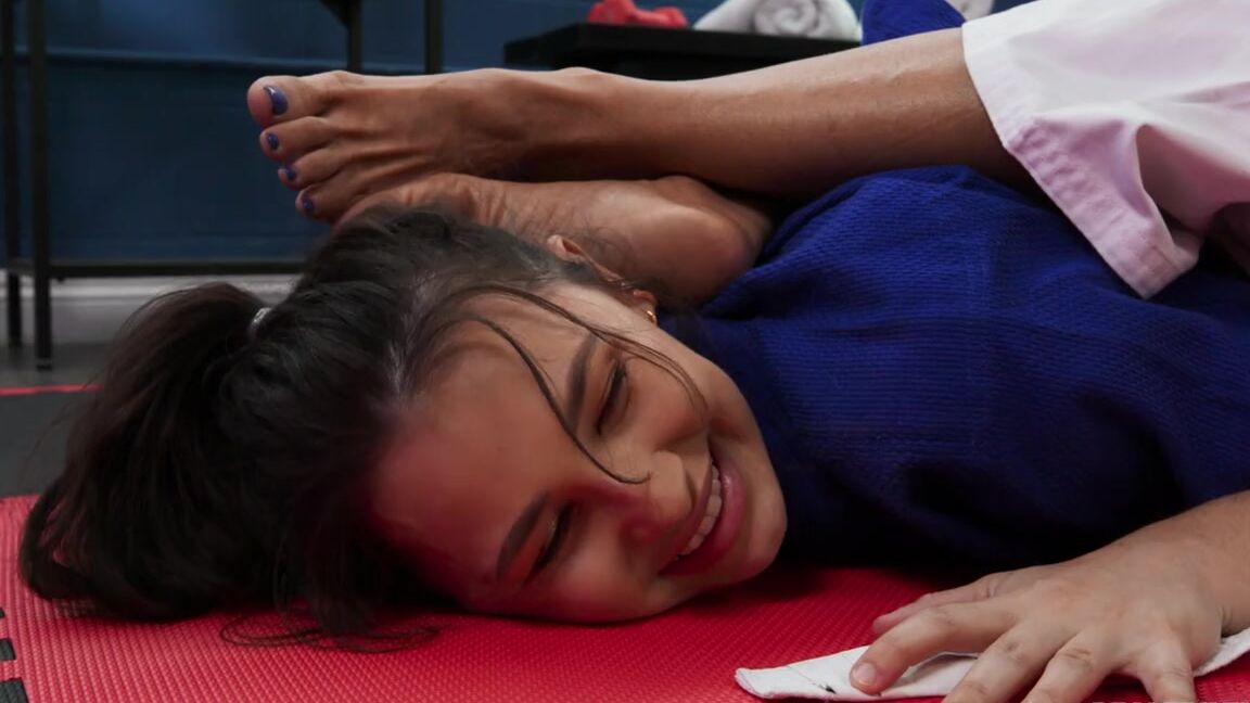 MILF, Lesbian, Masturbation, Kissing, Orgasm, Young, Pussy Licking Ariel X, Liz Jordan - Tapping Out The Sub №1 SiteRip