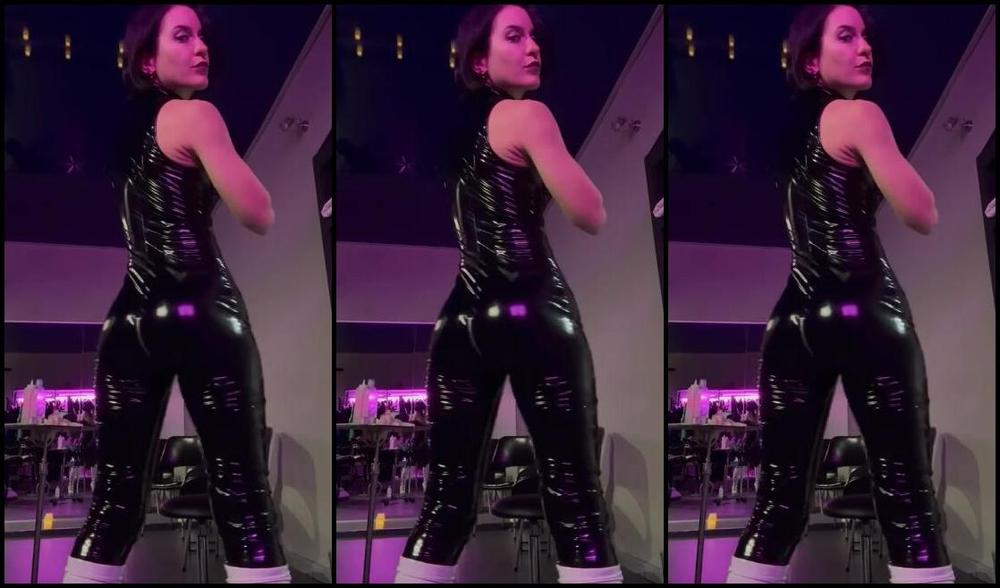 Miss Flora Nicknamed Missfloraberlin Onlyfans Teasing You In My Pvc Catsuit