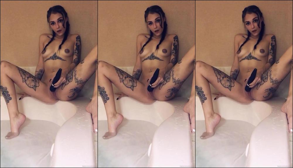 scarletsummerxx-23-11-2019-90714015-i-got-a-jacuzzi-in-my-hotel-room-so-i-obviously-had-to-take-advantage-of-it-before-my-tatt