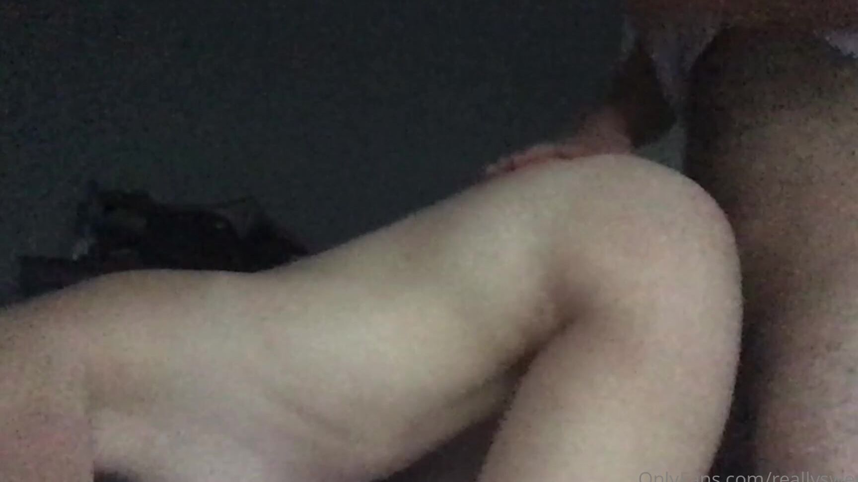 reallysweettea-17-11-2020-1271851677-interrupted-while-masturbating-macbook-quality-lol