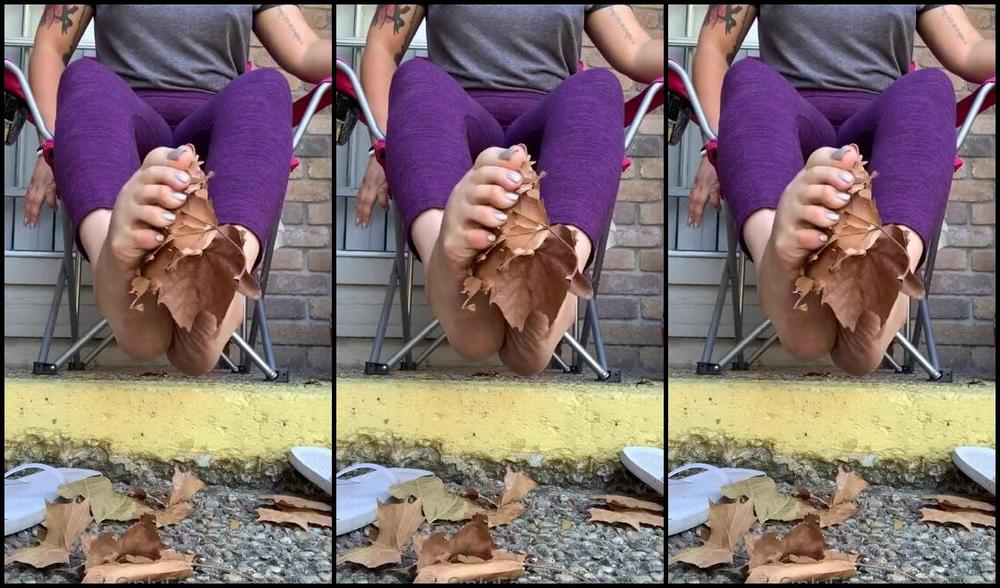 Natasha Aka Vibez3 Onlyfans From Your Pov The Relaxing Sound Of Crushing Fall Leaves With My Bare Outside Feet