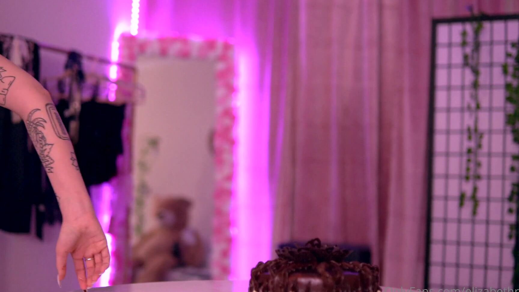 elizabethrabbit-14-02-2021-2032445114-v-day-cake-smashing-fun