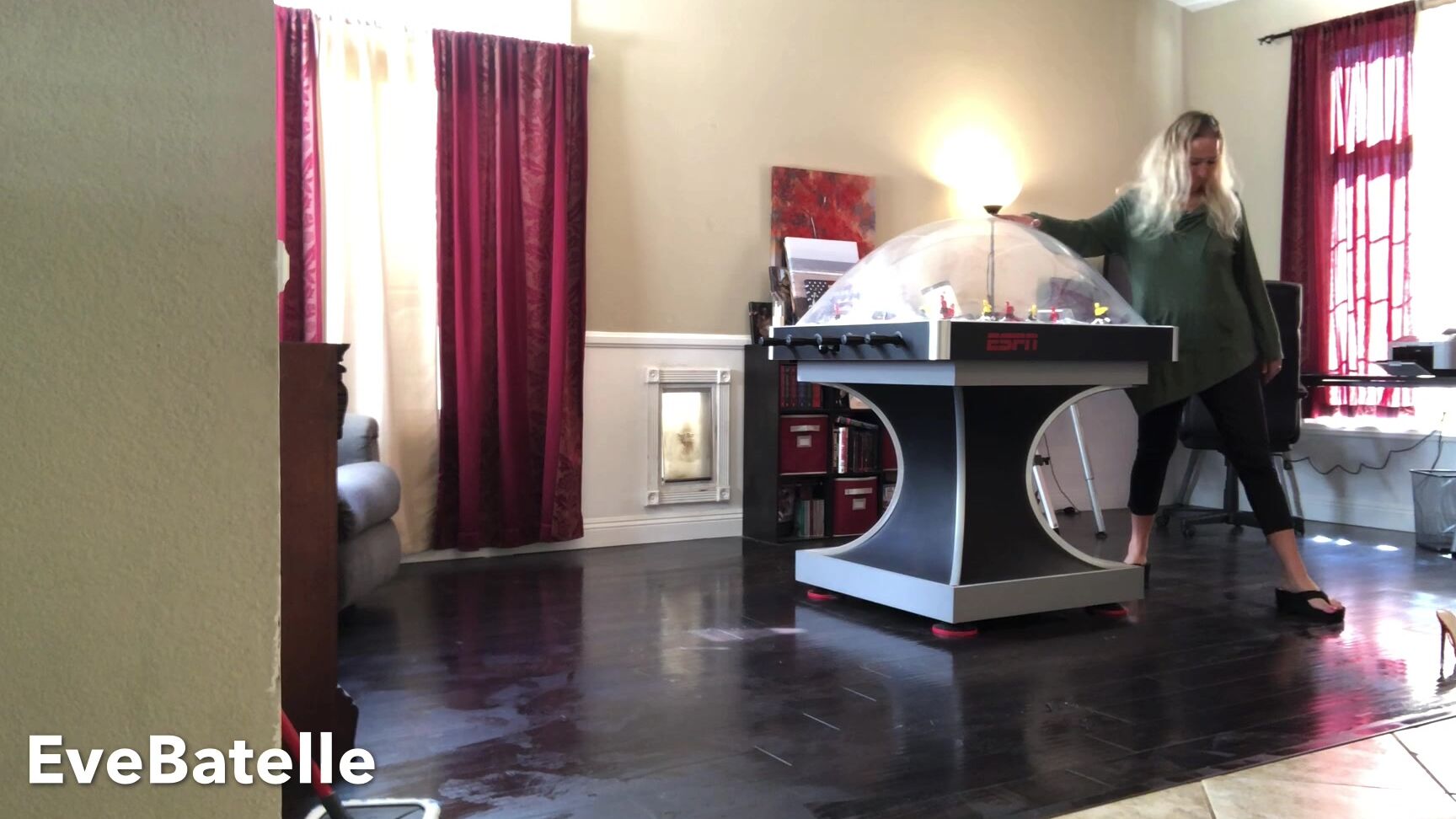 Eve Batelle Housewife Mops And Slips In Sandals