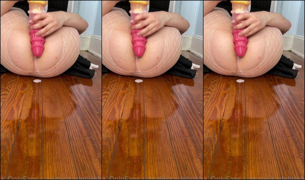 Tentaclebimbo A Maid Is Hired To Come Clean The Castle