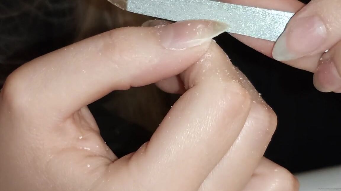 Lalalaura Nicknamed Lauras Kingdom 12 07 2020 Onlyfans Video Claw Queen Sharpening Her Claws 1Aw