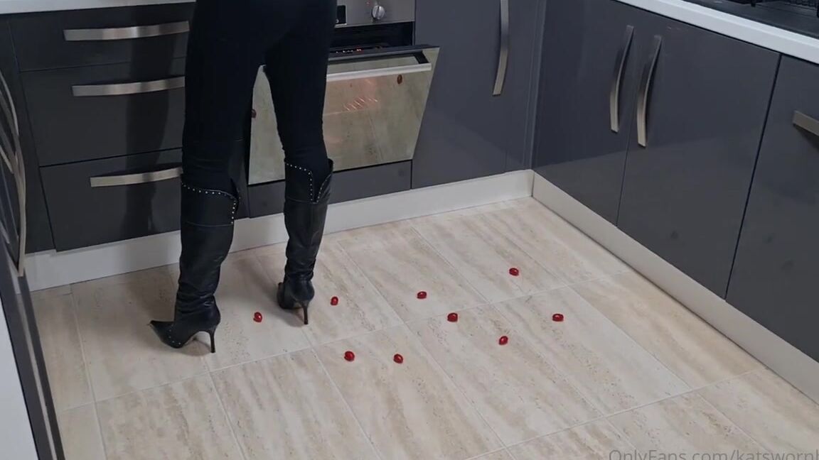 Kats Worn Heels Nicknamed Katswornheels Onlyfans Walking Over And Crushing Tomatos In My Vintage Faith Boots Love Destroying Things Under My Soles