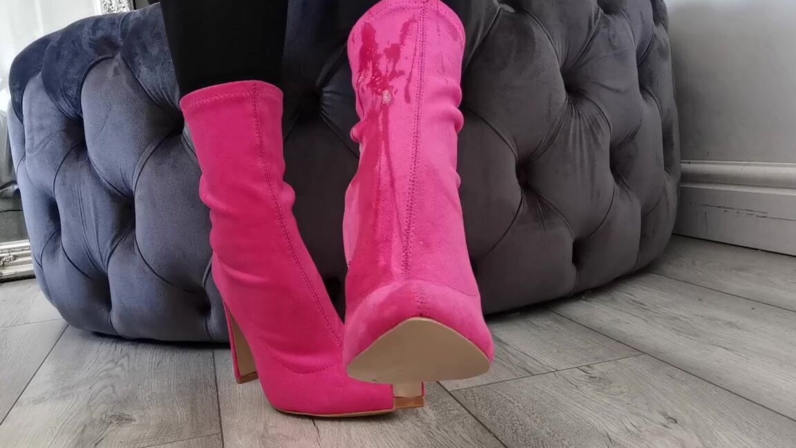 Miss Evie Lock Nicknamed Missevielock Onlyfans How Hot Are My New Bright Pink Boots I Want You To Lick The Spi
