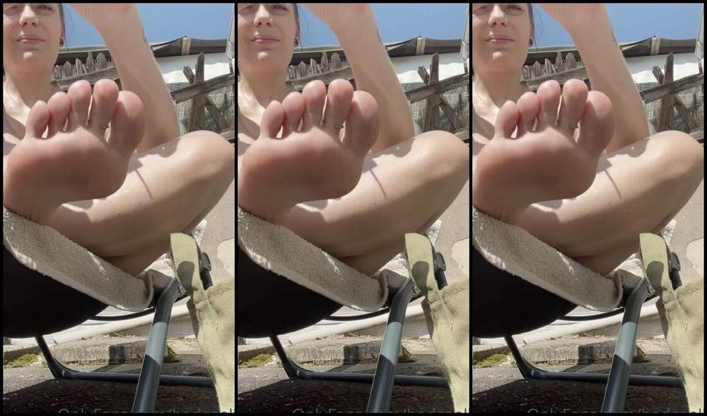 Goddessgaelle Nicknamed Badgaelle Onlyfans Quelques Heures De Libres Un Grand Soleil J Ai Donc Dcider De Refaire Mon Vernis Et Bronzant