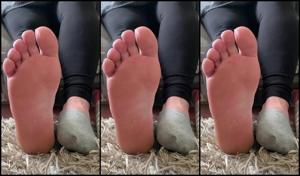 Caroline Aka Feetsiecakes Onlyfans Sock Removal And Scrunchingspreading My Sweaty Toes Let Me Rub Them On Your Face