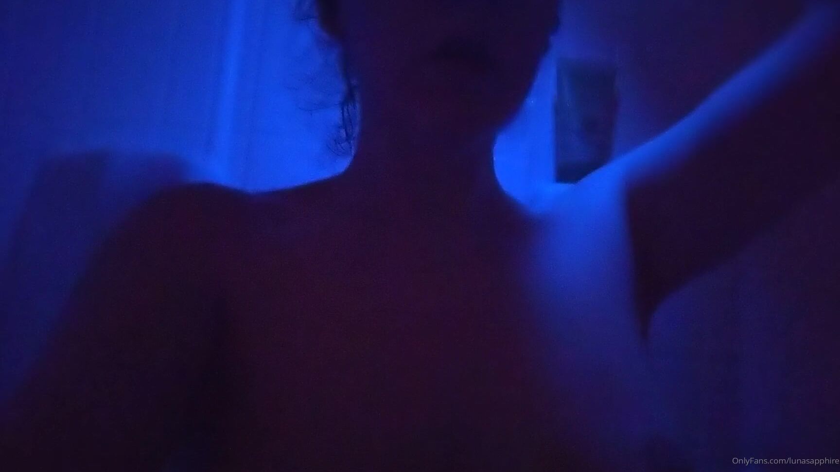 lunasapphire-10-01-2020-122747019-admire-my-curves-in-multicolored-lights-while-i-take-a-bubble-bath