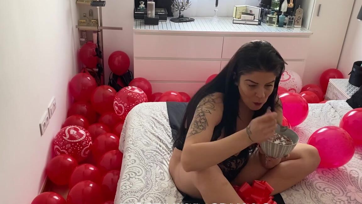 Prettyprincess220 02 12 2023 Onlyfans Video Stepmother Eats And Farts At The Same Time So Much Work I Get The Ambre And