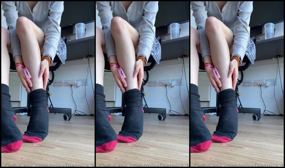 Alia Lizza Nicknamed Missfeetpics14 Onlyfans Look How Dirty My Socks Are