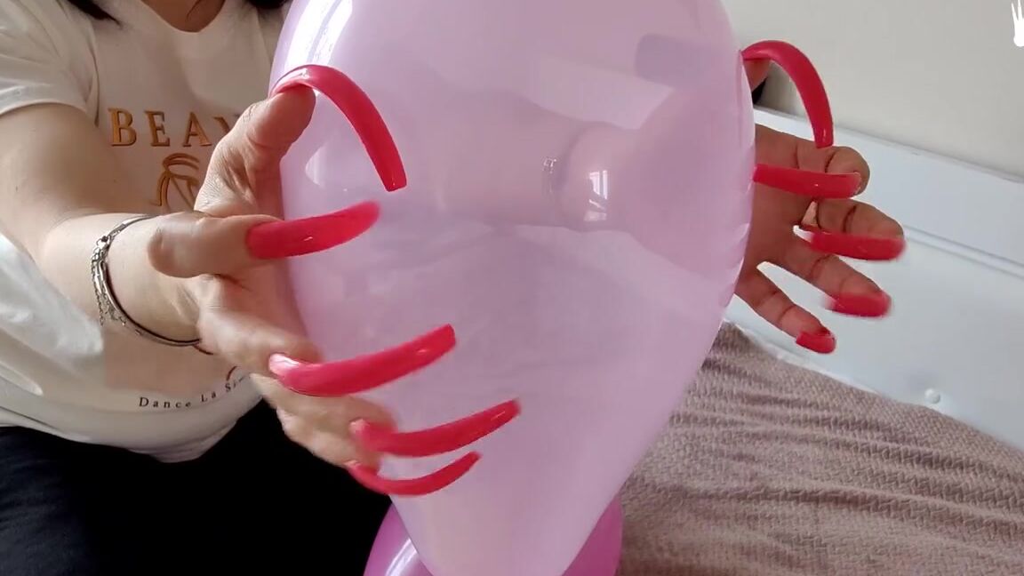 Lora Long Nails Nicknamed Loralongnails Onlyfans Balloon Game