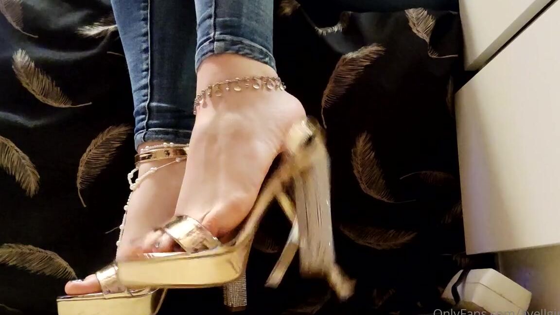Ayellgirlfeet Nicknamed Ayellgirlfeet Onlyfans Petite Vido Dandling Je Te Pitine En Talons Et Pieds Nus Dandling Video I Crush You