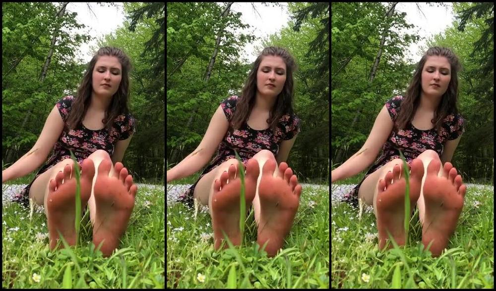 Delilah Nicknamed Footiesfeets Onlyfans Outdoor Feet S I Didn T Realize The Piece Of Grass Was Right There Lol