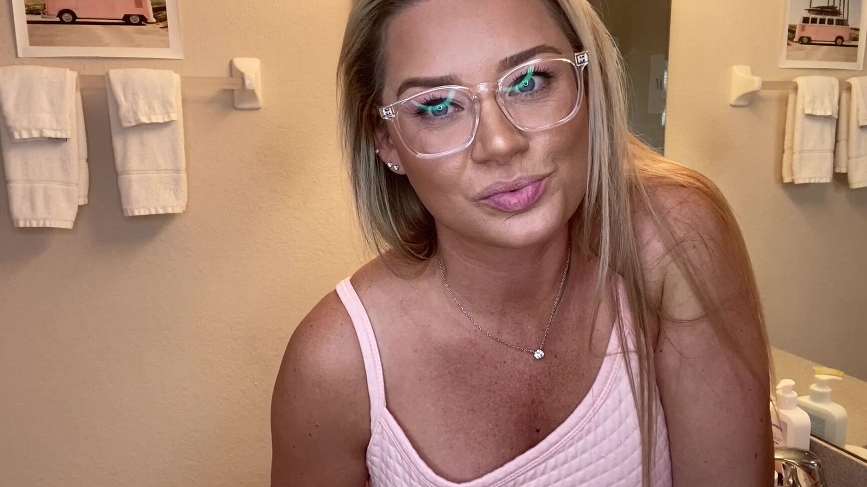 lauranvickers-pregnancy-fetish-mom-amp-daughter-share-bf Manyvids