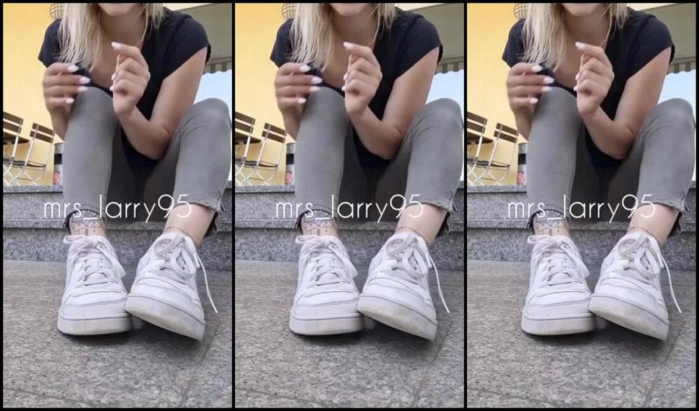 Mrs Larry Onlyfans Wenn Man Heimlich An Einem Ort Socken Und Schuhe Zeigt