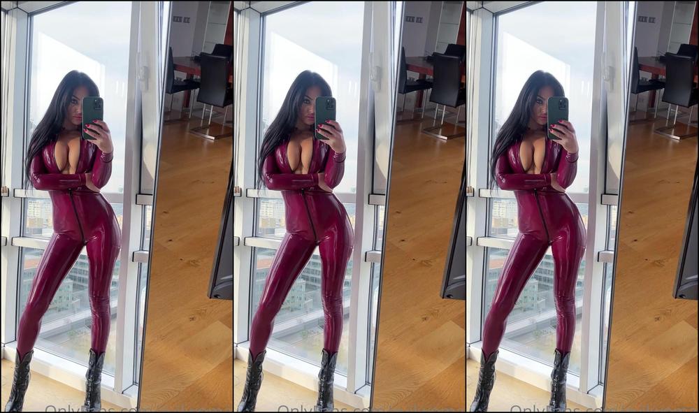 evilwoman-23-10-2021-2245478507-i-should-wear-catsuits-more-often