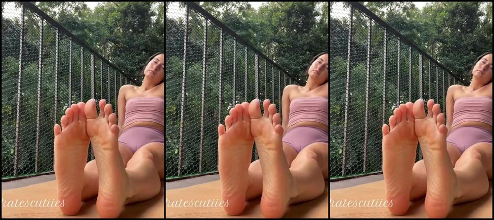 Goddess Kate Aka Katescutiies Onlyfans Quick Early Morning Stretch Excuse My Face I Was So Sleepy Hahah Decided To Throw My Camera